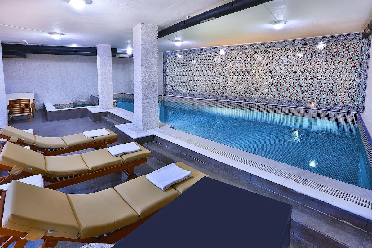 استخر هتل وایت مونارچ استانبول